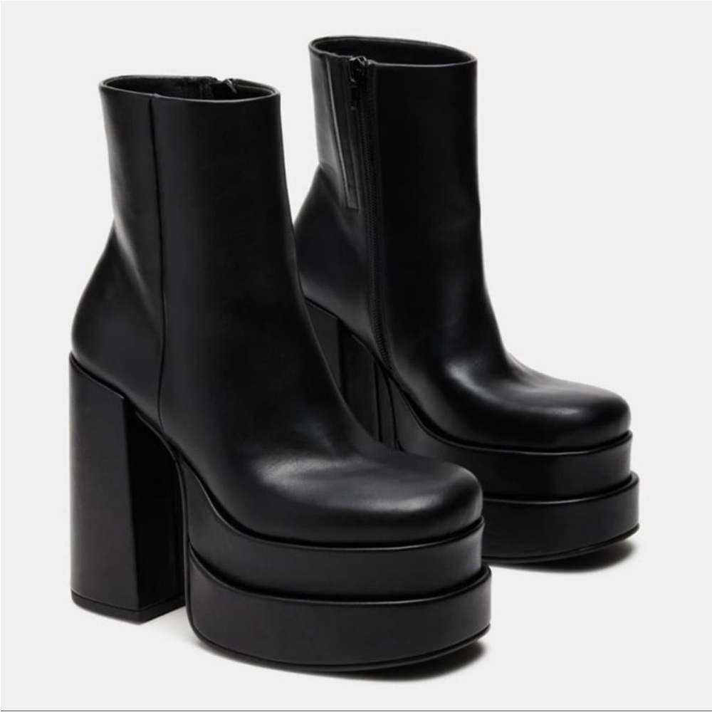 Steve Madden Cobra Platform Boot